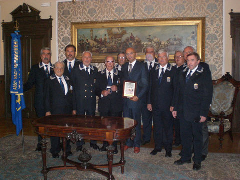 Consegna medaglia ricordo al socio Domenico Sterni da parte del Comune di Trieste