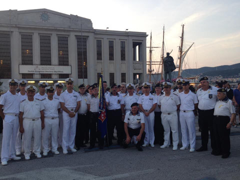 Foto di gruppo davanti al monumento.
