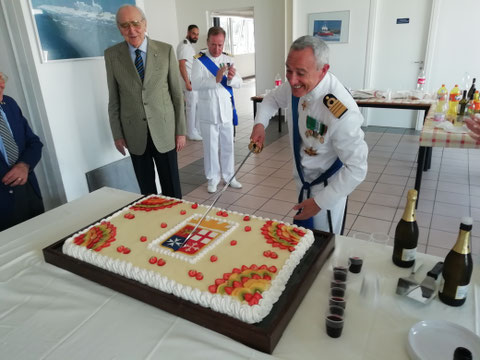 Il Comandante Sancilio taglia la torta. 