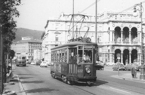 Tram in Piazza Unità d'Italia