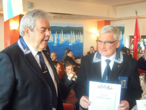                             Pres. A. Botteghelli consegna attestato di Presidente Onorario al C.N. Seppi.                                       