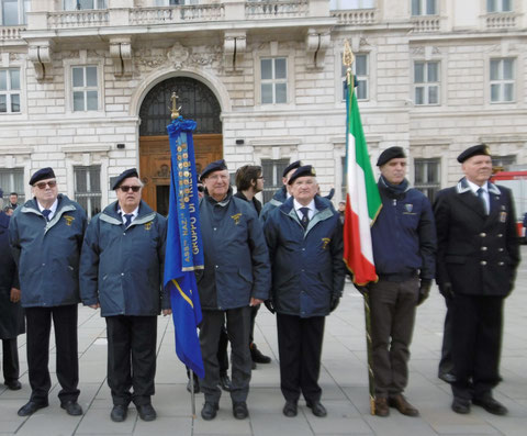 Alza Bandiera 17 marzo 19 Piazza Unità 