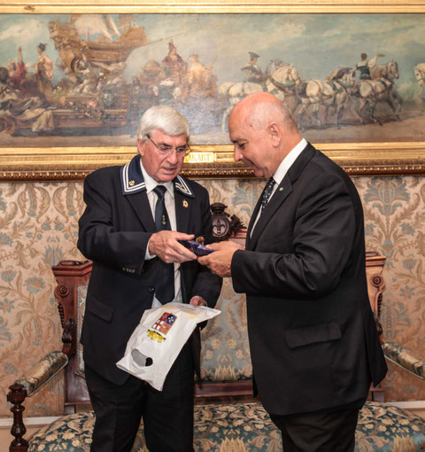 Il Presidente Belaz consegna omaggio al sindaco Di Piazza . 
