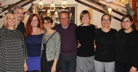 Foto di gruppo dello staff dello studio Podgornik, con al centro il titolare Flavio. Su sei dipendenti in azienda, cinque sono donne