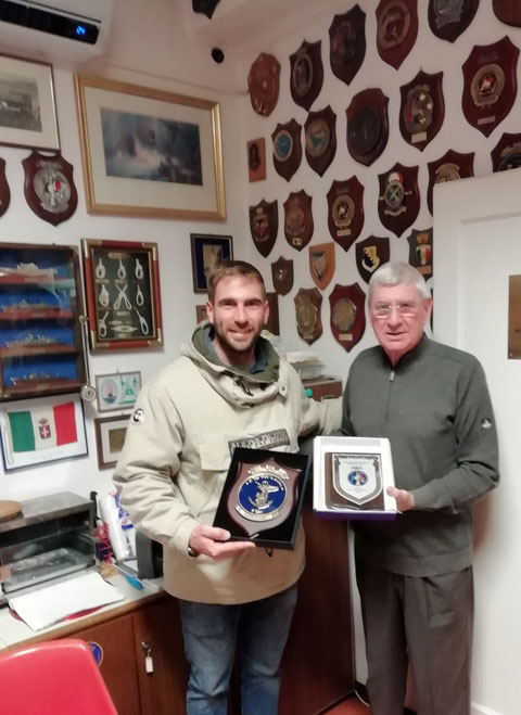Scambio Crest tra Pres. Belaz e Ufficiale Elicotterista di Nave Alpino . 