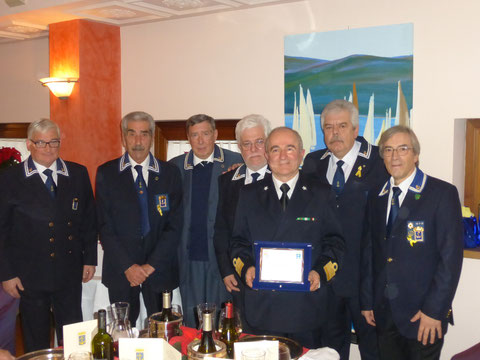 Targa ricordo al C.V. CP  -C.N. Seppi. e Consiglio direttivo al completo. 