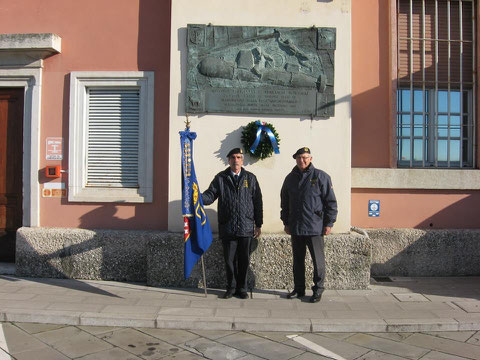 Bassorilievo con soci ANMI Trieste.