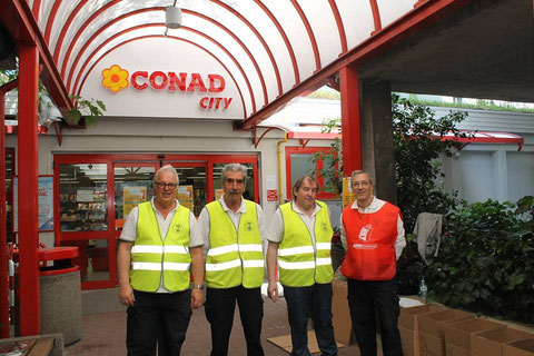 Soci ANMI Trieste per la raccolta alimentare CARITAS maggio 2015
