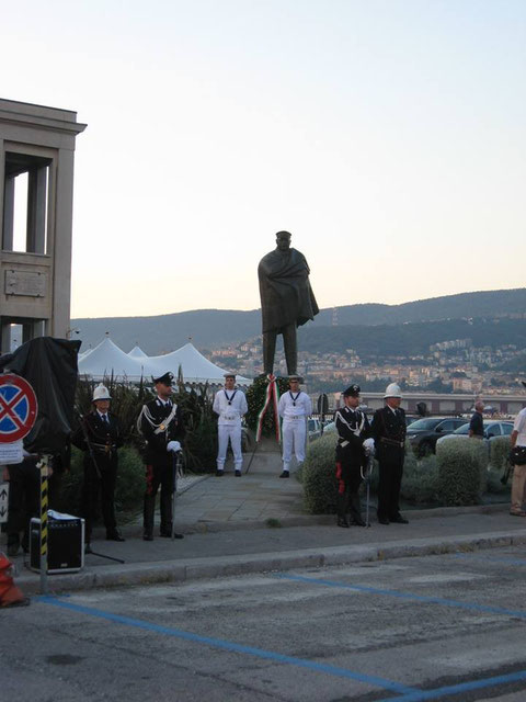 Schieramento davanti monumento.