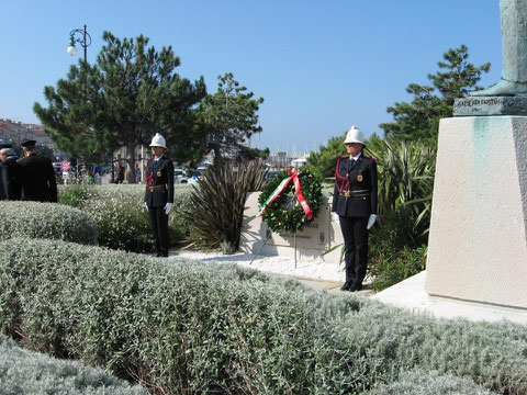 Corona sul monumento ai marinai dispersi in mare. 