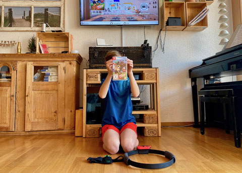 Zum Spiel gehört der Ring-Con und der Beingurt dazu