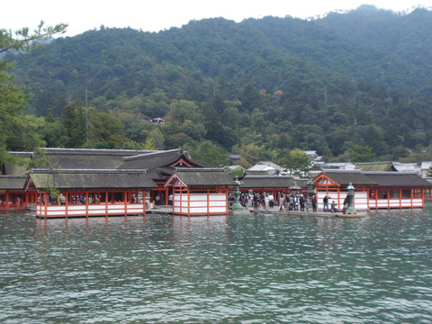 満潮の海に浮かぶ厳島神社