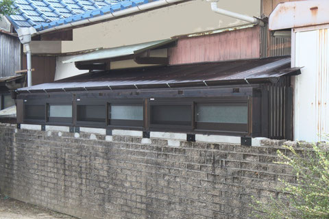 全長約６ｍある特殊な下屋、アルミサッシュには網戸も取付けて本格的に。