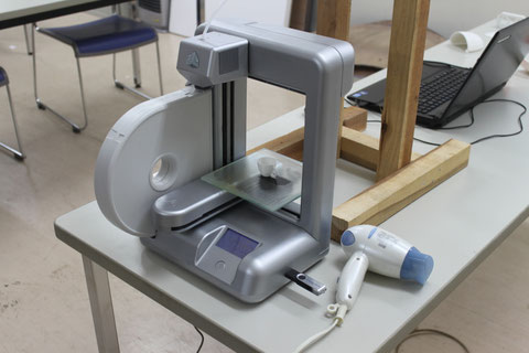 　　　180mm以下の立方体が打ち出せる。いま話題の３Dプリンタ（１５、６万円程度）
