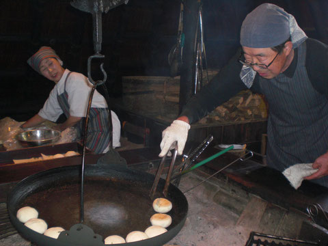 奥で具を詰め、手前で次々に焼く、そして頂く・・・