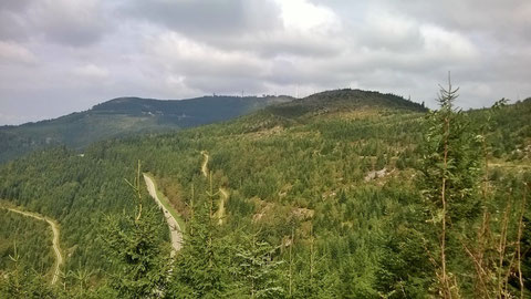 Die Hornisgrinde im Hintergrund, unten die B 500, Schwarzwaldhochstrasse