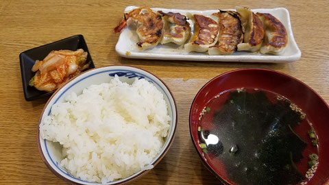 ブンブン、紫蘇、海老、イカ、チーズ、辛口の6種盛り定食をオーダー!ひと口サイズでペロッといけちゃいます!