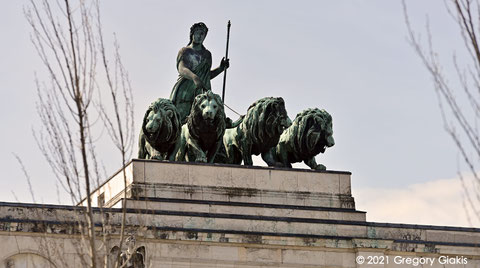 Η Πύλη της Νίκης (Siegestor) αποτελεί ένα από τα πιο αναγνωρίσιμα ορόσημα του Μονάχου, σηματοδοτώντας το βόρειο άκρο της Ludwigstraße