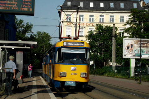 Die Traktion 2105+2051 an der Haltestelle Wintergartenstraße Richtung Leuschnerplatz