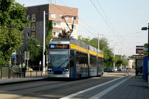 Der Wagen 1102 am Westplatz kam gerade von der 8 und fährt nun weiter als 14 nach Plagwitz