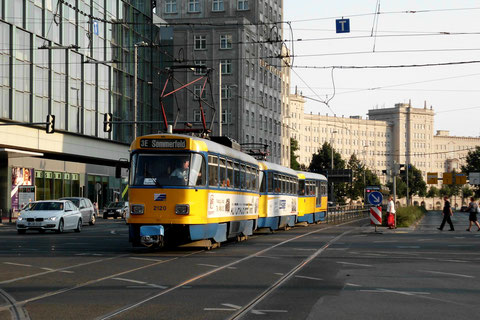 Ein TGZ der Linie 3E befährt gerade die Kreuzung Augustusplatz