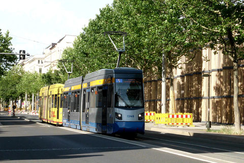 Ein Leo-TT auf der 4 bei der Einfahrt in die Haltestelle Zoo