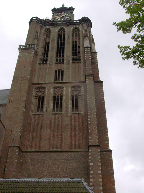 Onze winkel bevind zich vlak bij de Grote kerk van Dordrecht.