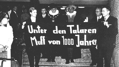 Die Studierendenbewegung ist traditionell ein relevanter Teil der gesellschaftlichen Opposition. „Unter den Talaren – Muff von 1000 Jahren“ ging als Sinnbild um die Welt.