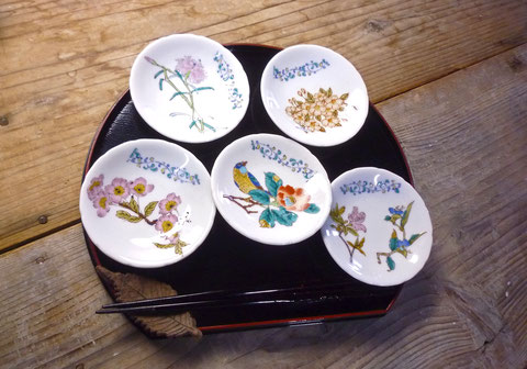 九谷焼 3寸花弁型 皿揃え 草花絵変わり 裏絵