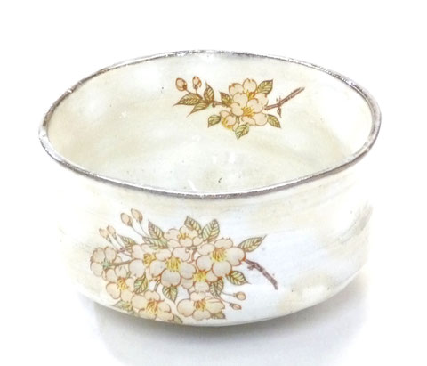 九谷焼『抹茶碗』変形白化粧 しだれ桜 中絵