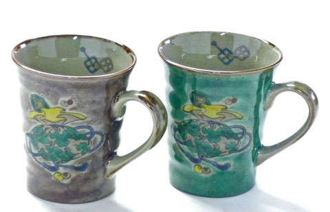 九谷焼 【ペアマグカップ】 宝尽くし 緑塗り&紫塗り 裏絵
