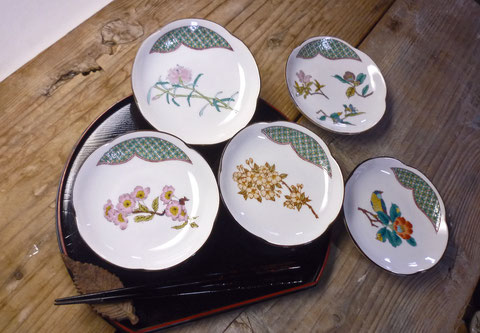 九谷焼 4寸 梅型 皿揃え 草花絵変り 裏絵