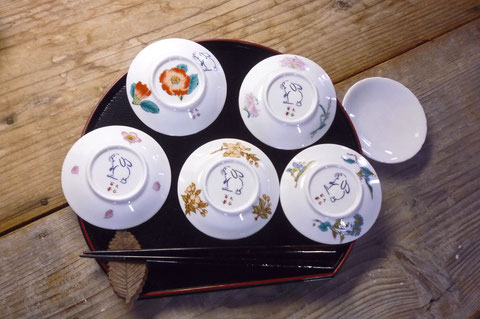 九谷焼 3寸花弁型 皿揃え 草花絵変り兎 裏絵