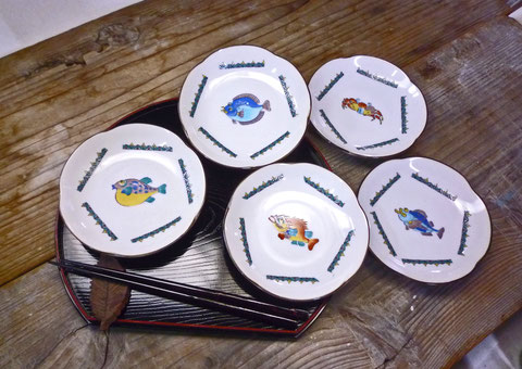 九谷焼 4寸梅型皿揃え 魚紋 絵変り 裏絵 シール焼