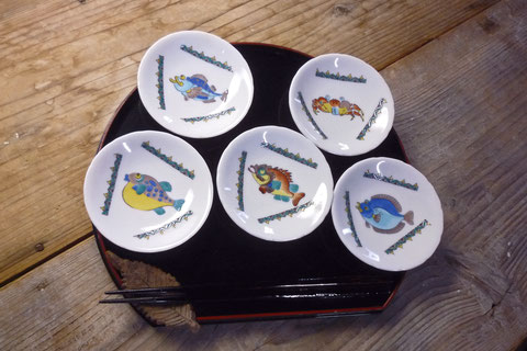 九谷焼 3寸花弁型 皿揃え 魚紋 絵変わり シール焼