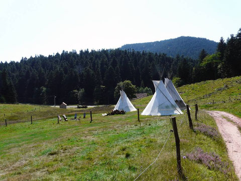 Au fond, à gauche, la chapelle