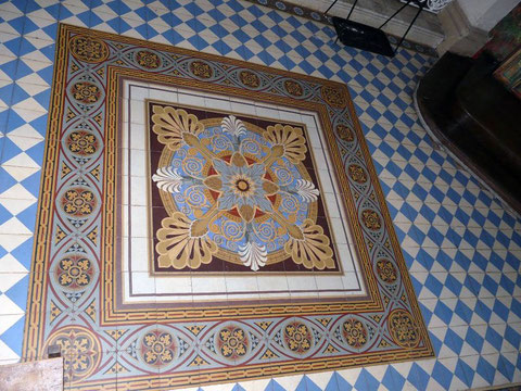 Cette figure symbolise le croisement des réseaux telluriques cardinaux et diagonaux