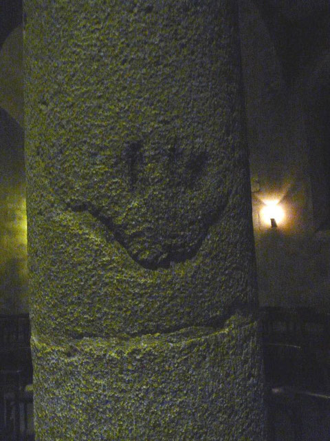Empreinte où l'on pose sa main, sur le 2ème pilier central de la crypte (colonne de soins)