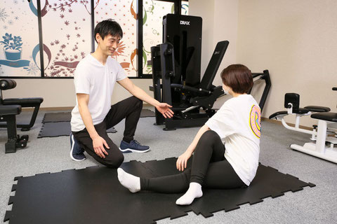 フィットネスジムストレッチ指導
