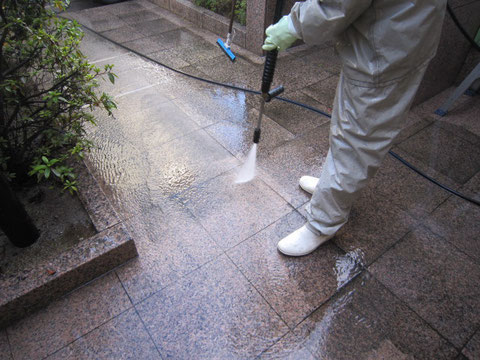 石材床の高圧洗浄