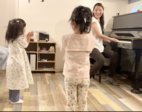 先生がピアノを弾きながら子どもたちをリード｜神戸市灘区のリトミックレッスン