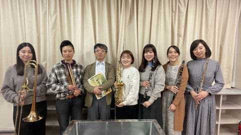 筒井台中学校吹奏楽部で楽器指導を行うなだ音楽サロンのプロ奏者