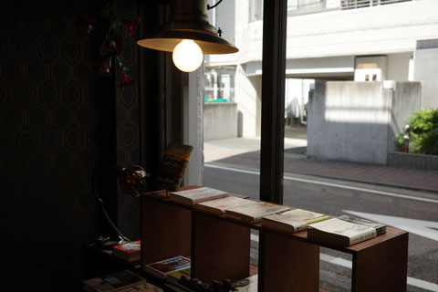 レトロな台に並べられた本