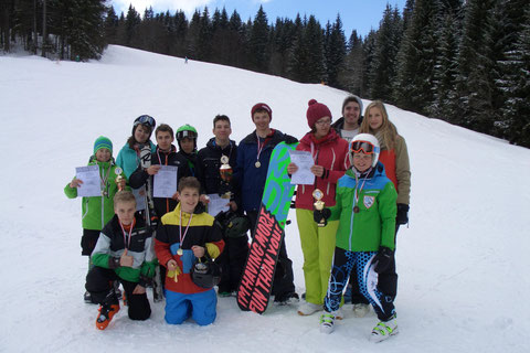 v.l hinten: Lenny Sauter ,Sina Höke, Julius Seller, Marek Gellert, Carlo Bilic, Laura Guschker, ( Betreuer Antonijo und Anne), v.l vorne: Leon Schmidt, Noah Haupt, Lina Ruf