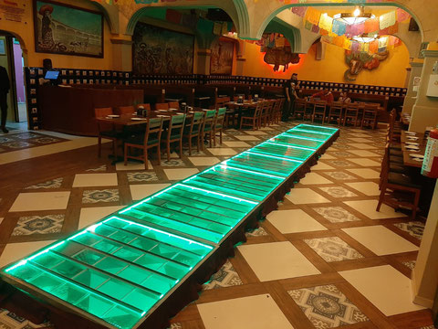 Pasarela Iluminada de Cristal