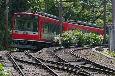 箱根湯本から2つ目の駅はスイッチバックで上下線が連絡して行き交う大平台駅。