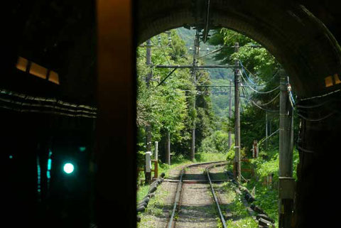 急カーブとトンネルが連続する登山鉄道。