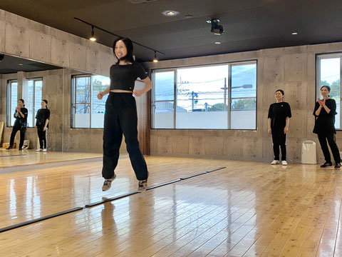 当ダンススタジオ主催。熊本唯一のリズム感を鍛える指導者向け講習会中の実技指導の一場面