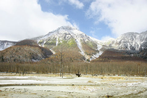 初雪の大正池　早朝、晴れ間に焼岳が顔を出した