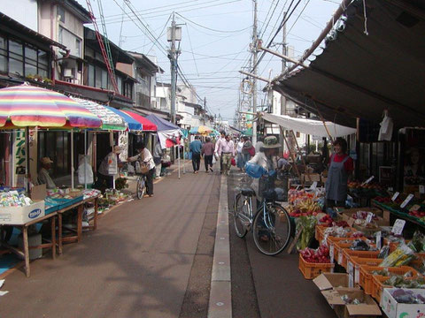 高田の朝市です。２と７の日、４と９の日に開かれます